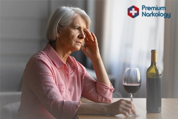 Женщина с вином